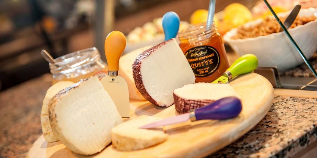 Schlickys Cafe und Konditorei Esens Frühstück Käseplatte